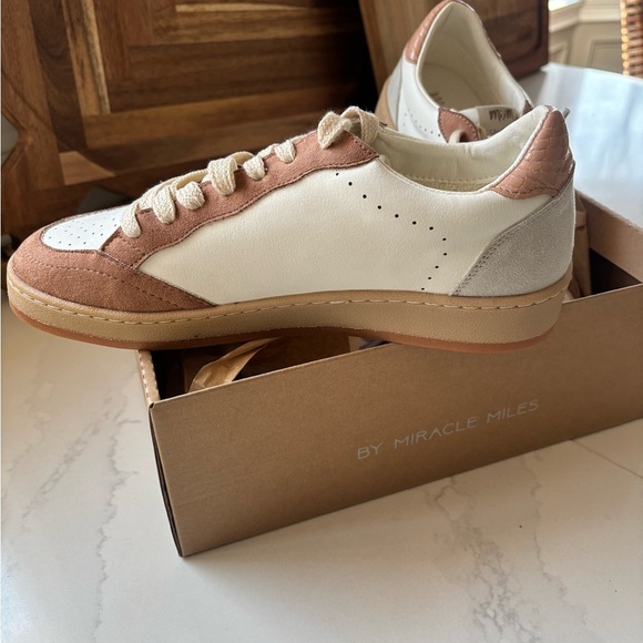 Mi,iM White and Taupe  Star Sneakers in size 7.5 . New still in box - Picture 9 of 16